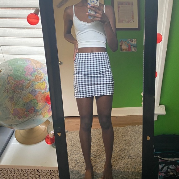 Cute body on mini skirt - Picture 4 of 4